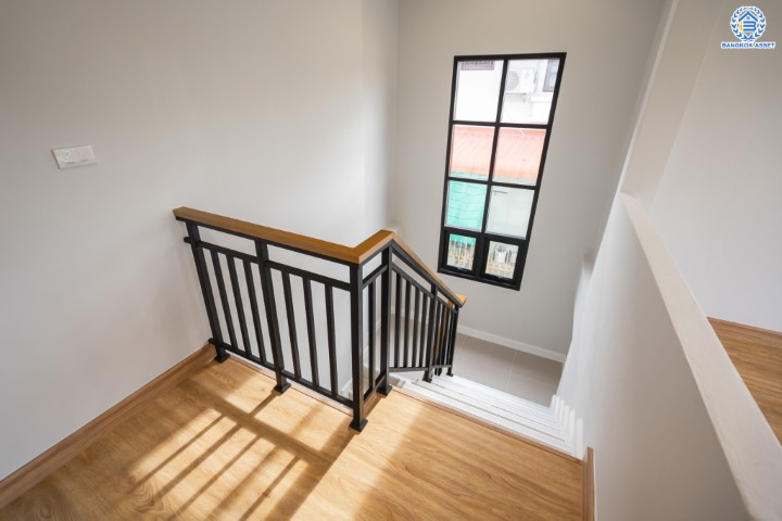 บ้านมือสองตกแต่งใหม่ ม.เมืองเอกประจิม พหลโยธิน87 ตกแต่งครบทุกฟังก์ชัน เนื้อที่ 100 ตร.ว. พื้นที่ใช้สอยเยอะ พร้อมฟังก์ชัน 3 ห้องนอน 4 ห้องน้ำ 1 ห้องอเนกประสงค์ 1 ห้องแม่บ้าน จอดรถได้ 4 คัน เชื่อมต่อทุกการเดินทาง ใกล้รถไฟฟ้าสายสีแดง "สถานีหลักหก"และทางด่วน "ศรีสมาน"